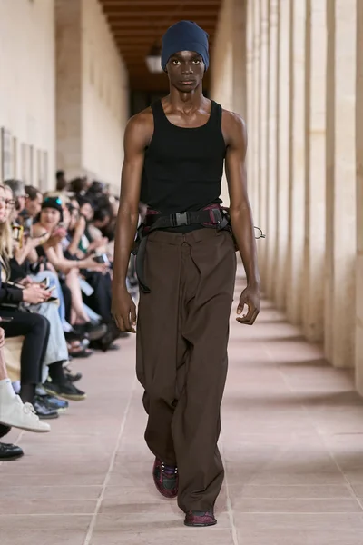 Look 16